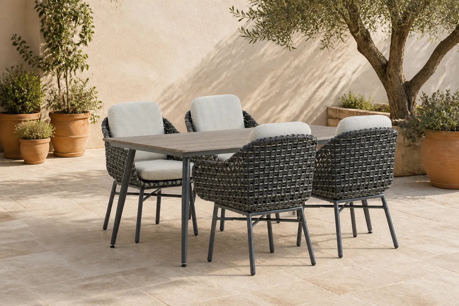 Sfeerfoto van Santika Furniture Yovan/Matale 180 cm dining tuinset 5-delig – Grijs-antraciet