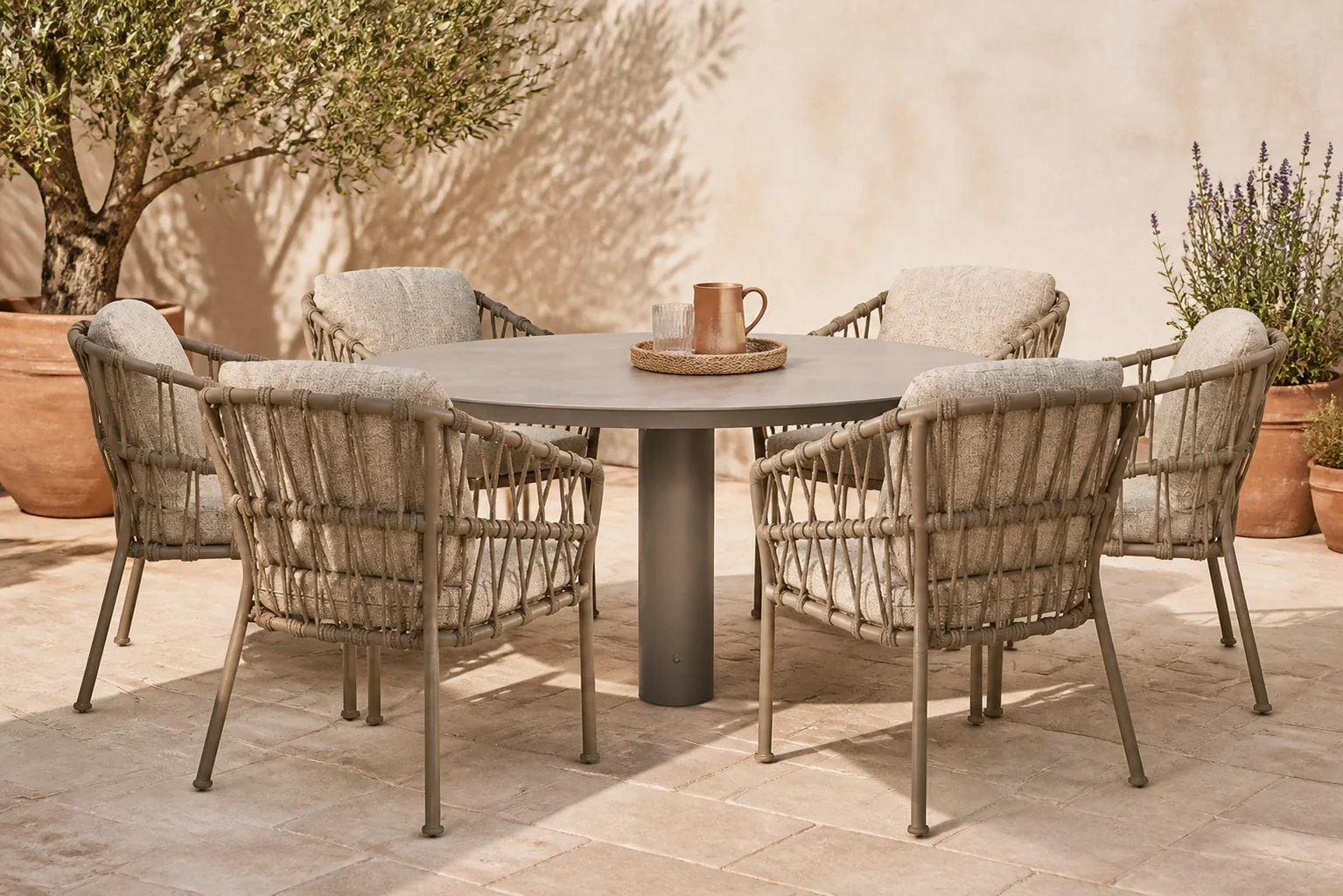 Sfeerfoto van Santika Furniture Miyora/Arancia 150 cm dining tuinset 7-delig – Taupe-naturel-bruin