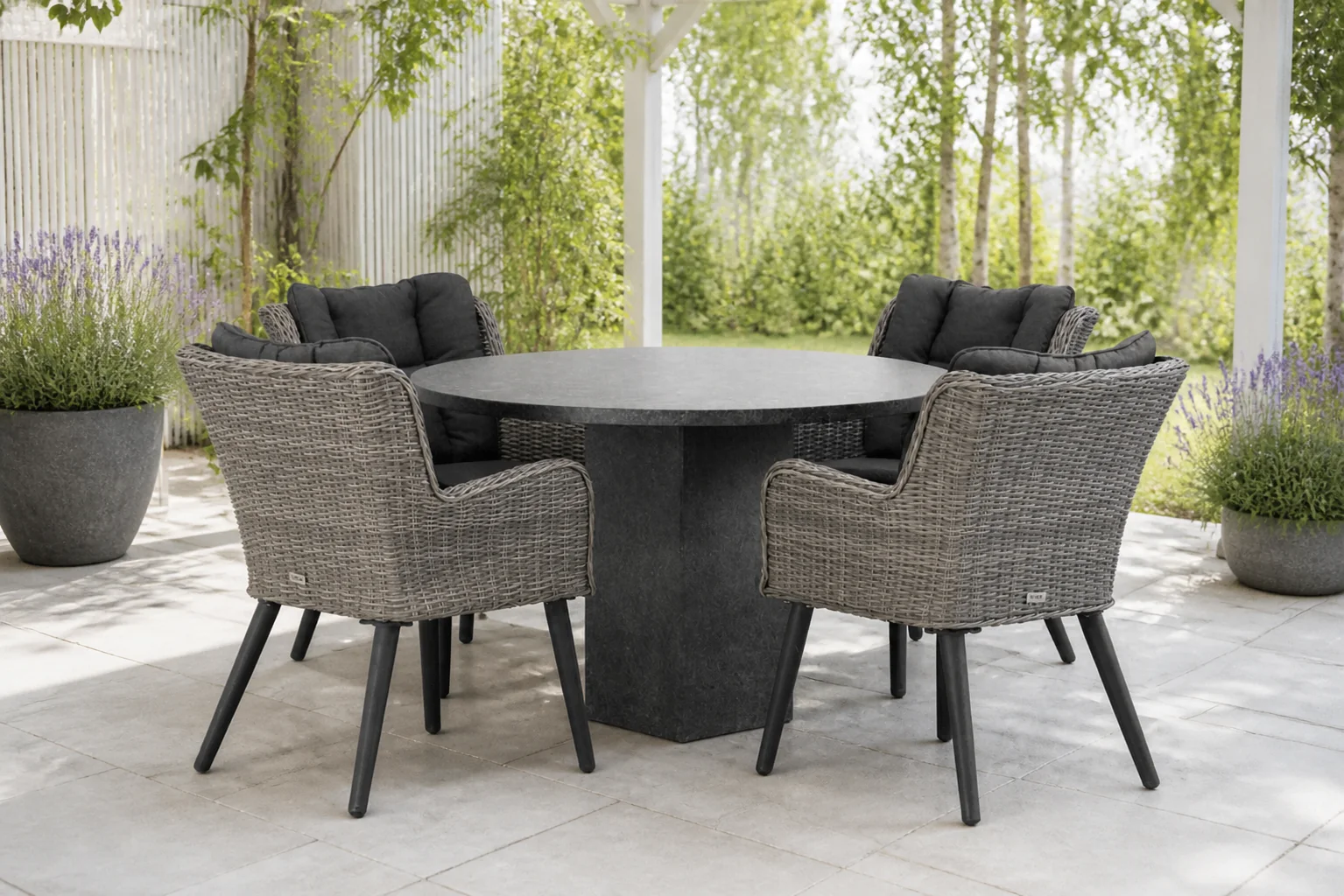 Sfeerfoto van Garden Collections Boston/Graniet 120 cm rond dining tuinset 5-delig – Grijs-antraciet