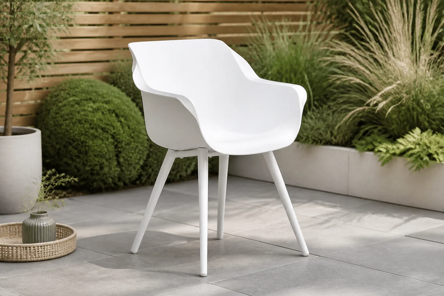 Sfeerfoto van Hartman Sophie studio dining tuinstoel white met gratis kussen – Wit