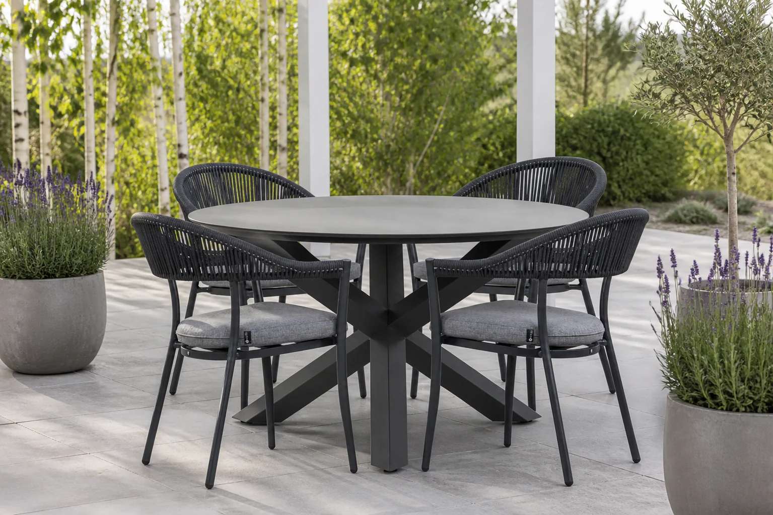 Sfeerfoto van Santika Furniture Vivian/Orino 130 cm dining tuinset 5-delig – Grijs-antraciet