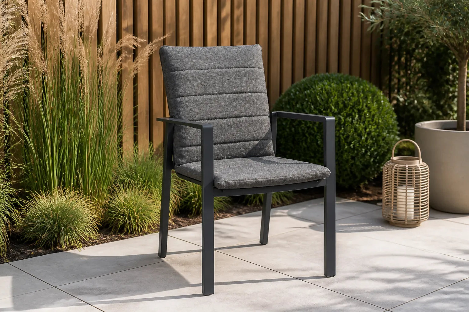 Sfeerfoto van Lifestyle Garden Furniture Timo dining tuinstoel antraciet/dark grey – Grijs-antraciet