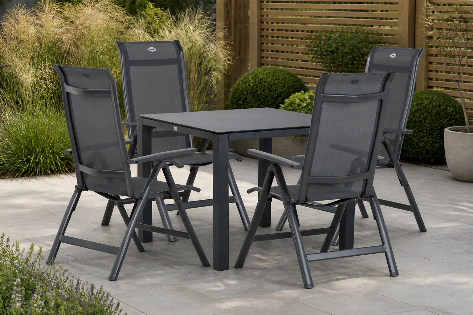 Sfeerfoto van Hartman Alice/Mateo 90 cm dining tuinset 5-delig – Grijs-antraciet
