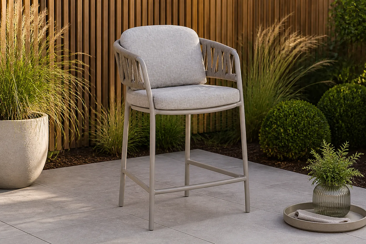 Sfeerfoto van 4 Seasons Outdoor Seasons Calma high dining LOFT with 2 cushions – Taupe-naturel-bruin
