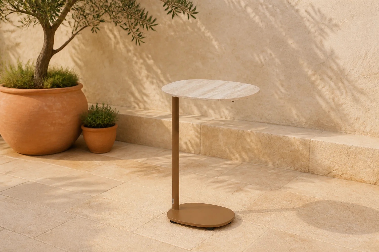Sfeerfoto van 4 Seasons Outdoor Seasons Sofie support table ceramic travertin 35 X 30 X 50 cm amber – Taupe-naturel-bruin