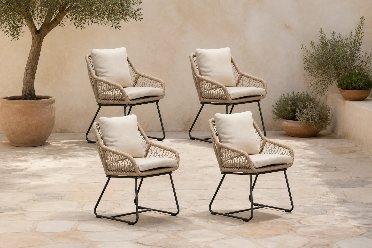 Sfeerfoto van BUITEN living Portofino dining tuinstoel set van 4 | touw + aluminium | Sahara Dust – Zand