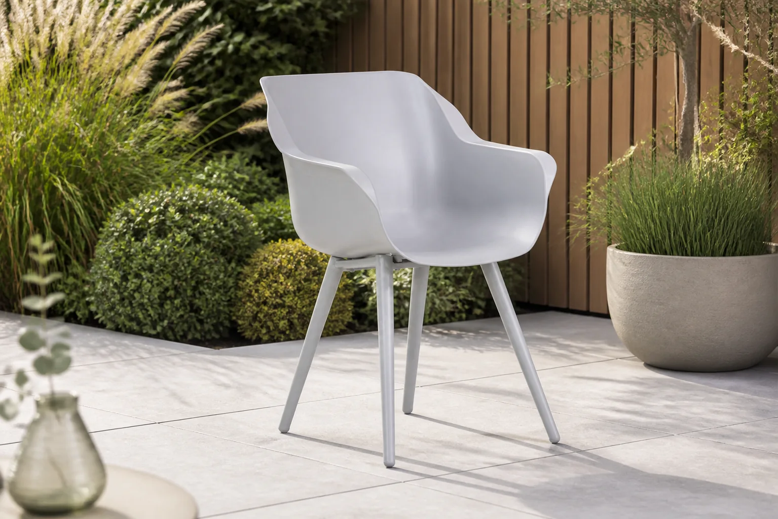 Sfeerfoto van Hartman Sophie studio dining tuinstoel misty grey met gratis zitkussen – Grijs-antraciet