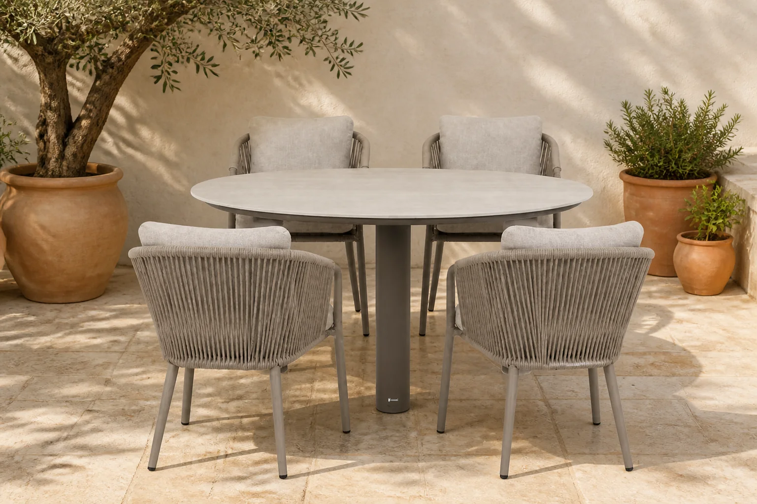 Sfeerfoto van Apple Bee Pine Key/Trino 140 cm dining tuinset 5-delig – Taupe-naturel-bruin