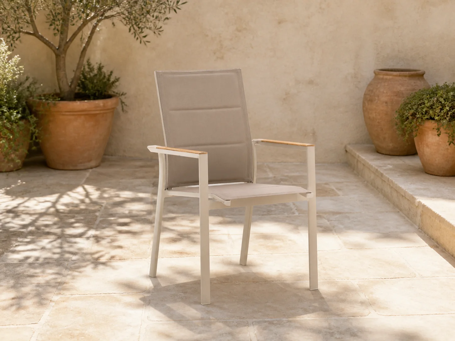 Sfeerfoto van Bellagio tuinmeubelen Albinea dining tuinstoel stapelbaar – Taupe