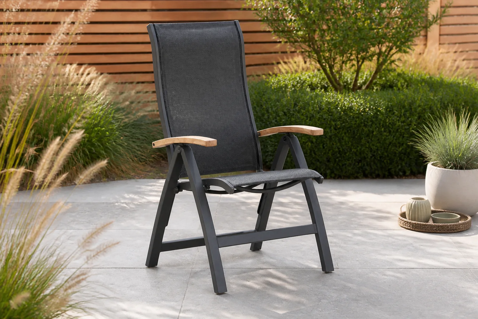 Sfeerfoto van Presto Tarenta standenstoel met teak arm – Grijs-antraciet