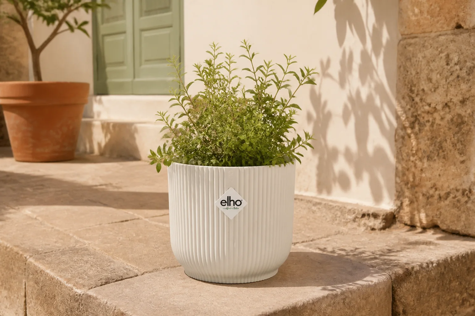 Sfeerfoto van Elho Vibes fold rond mini 11 cm linnen wit bloempot