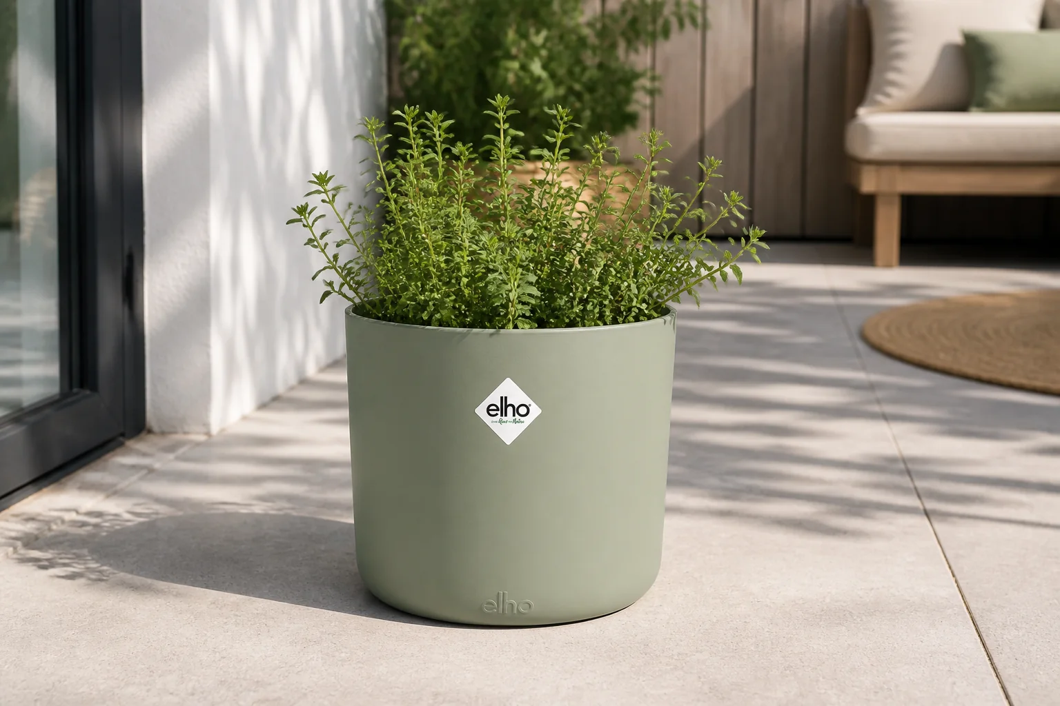 Sfeerfoto van Elho B.for soft rond 18 cm steengroen bloempot – groen