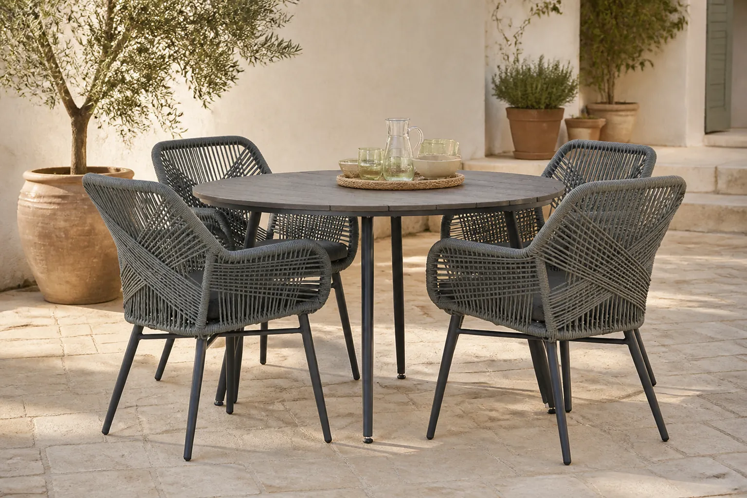 Sfeerfoto van Lifestyle Garden Furniture Advance/Matale 125 cm rond dining tuinset 5-delig – Grijs-antraciet