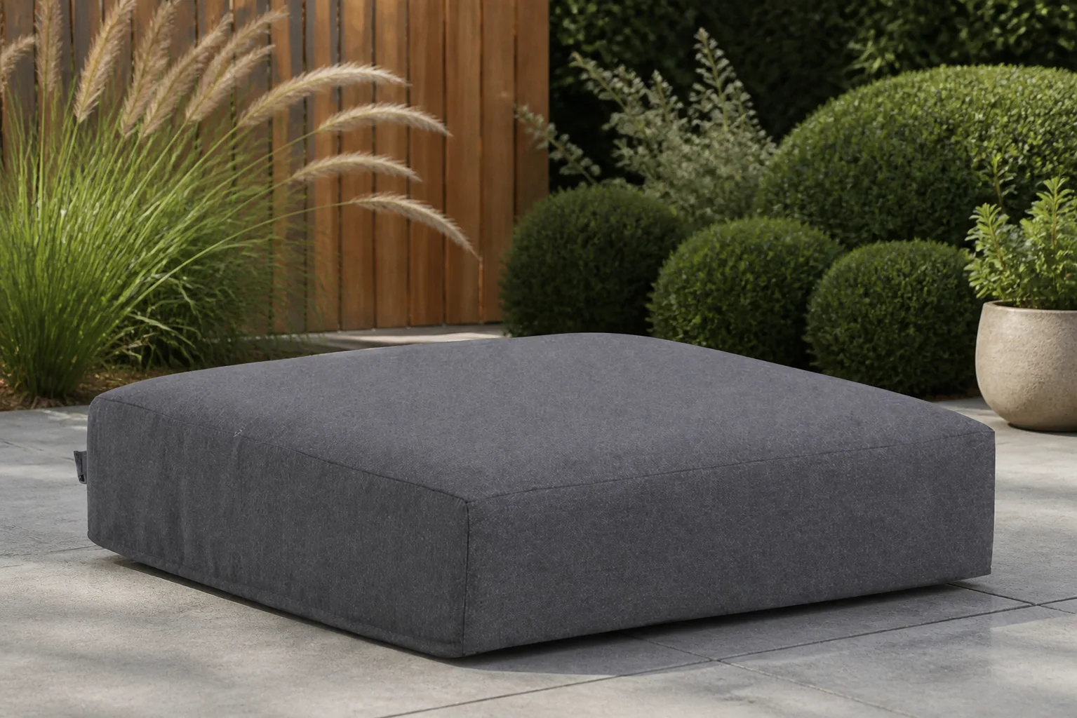 Sfeerfoto van Santika Furniture Sovita kussen voor loungetafel vierkant antraciet – Grijs-antraciet