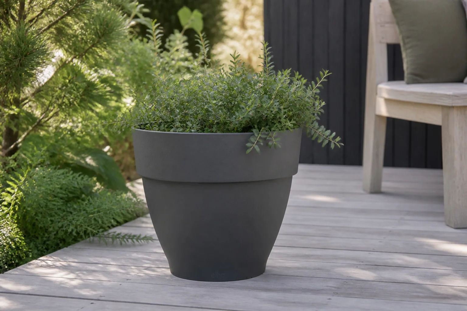 Sfeerfoto van Elho Vibia campana rond 40 bloempot antraciet buiten dia. 40 x h 33,4 cm
