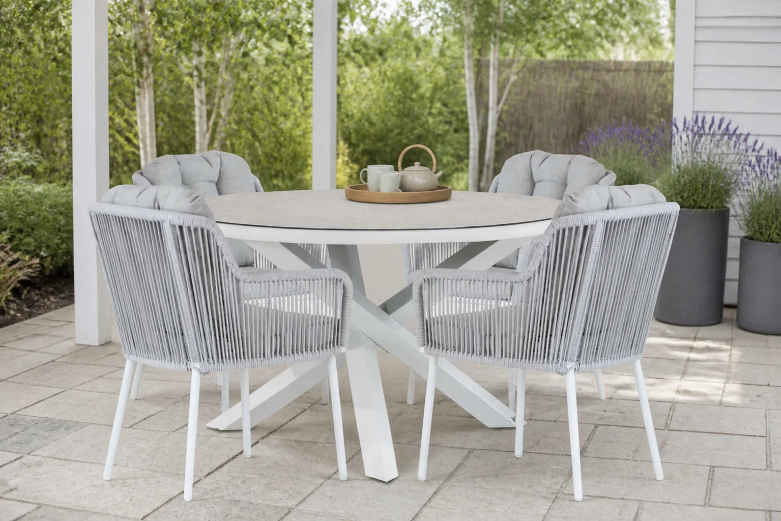 Sfeerfoto van Santika Furniture Tendenza/Livorno 125 cm dining tuinset 5-delig – Wit