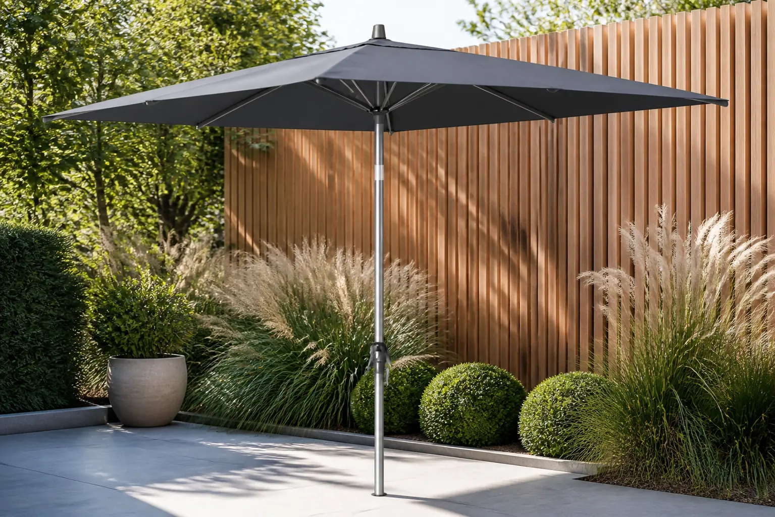 Sfeerfoto van Platinum Sun & Shade | Parasol Riva Ø270 cm | Antraciet