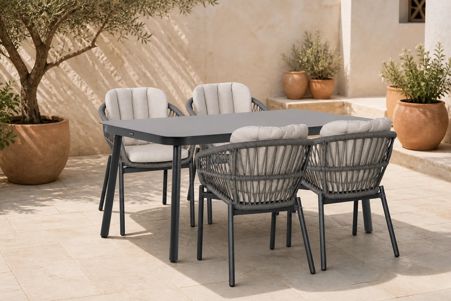 Sfeerfoto van De Laan Projects Laan Malaga/Tavano 160×90 cm dining tuinset 5-delig – Grijs-antraciet