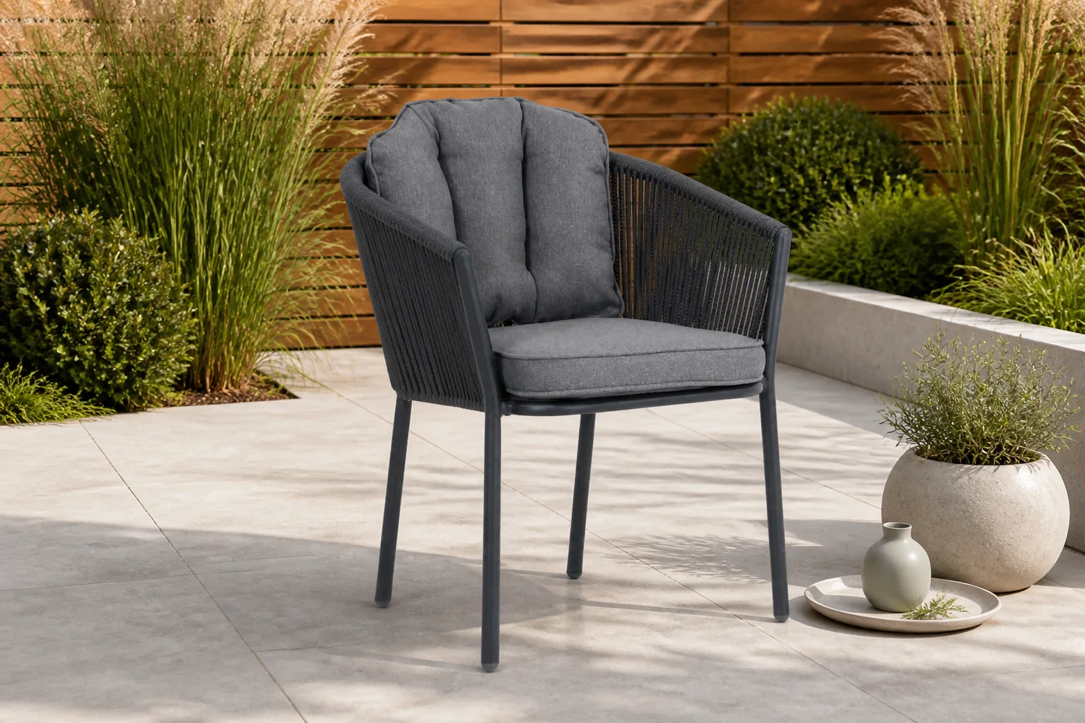 Sfeerfoto van Santika Furniture Novita dining tuinstoel – Grijs-antraciet