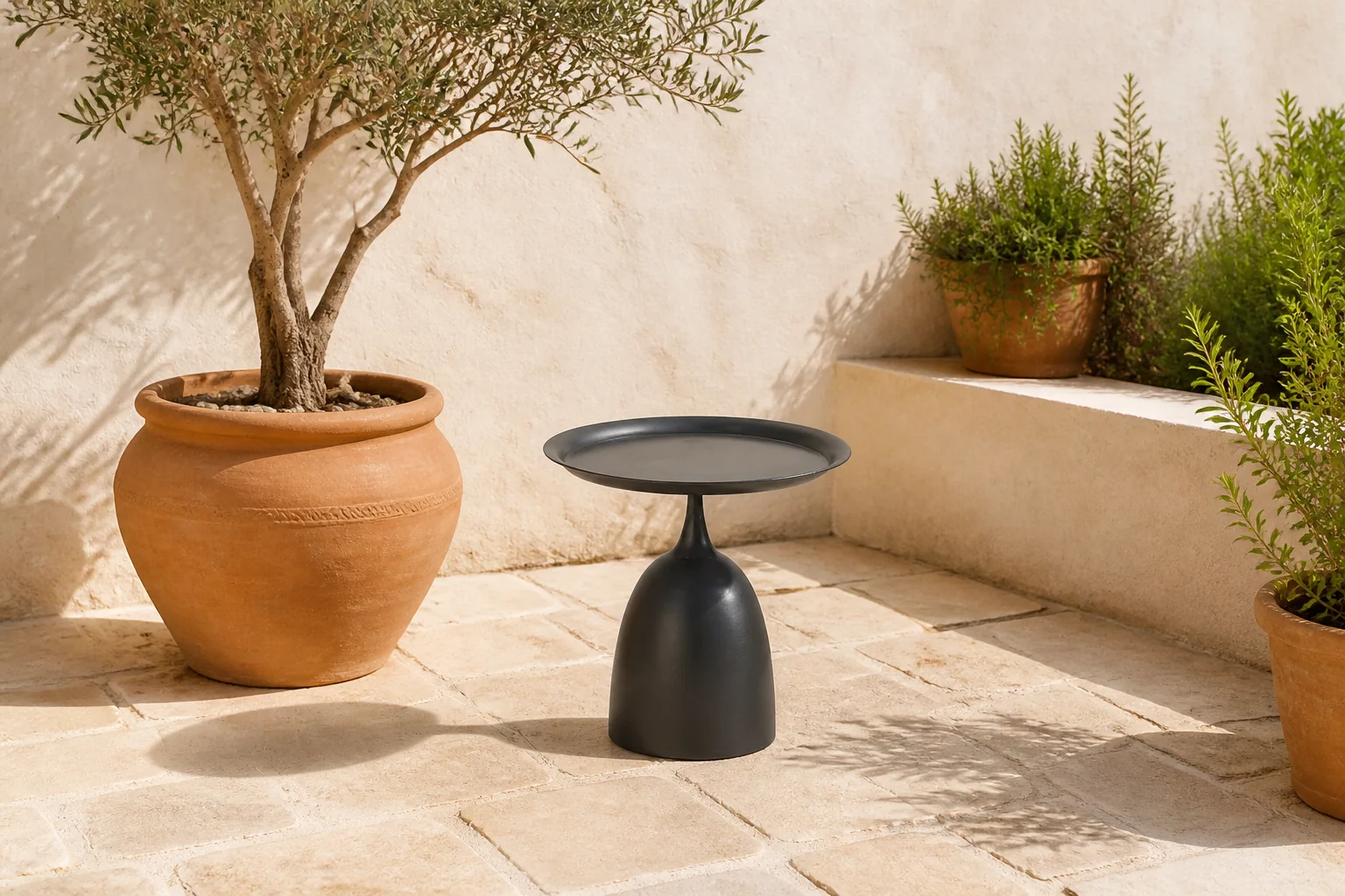 Sfeerfoto van Garden Impressions Mioala bijzettafel (50xH48 cm) Mioala bijzettafel diameter 50xH48 cm carbon black Mioala bijzettafel diameter 50xH48 cm carbon black – Zwart