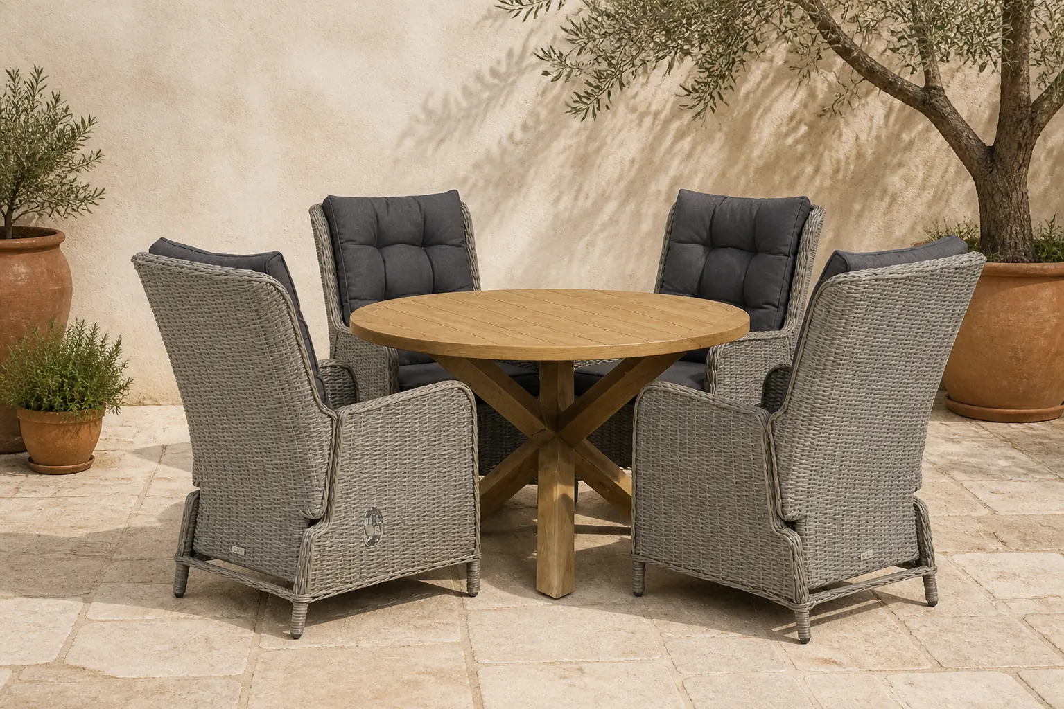 Sfeerfoto van Garden Collections Kingston/Sand City 120 cm rond dining tuinset 5-delig – Grijs-antraciet