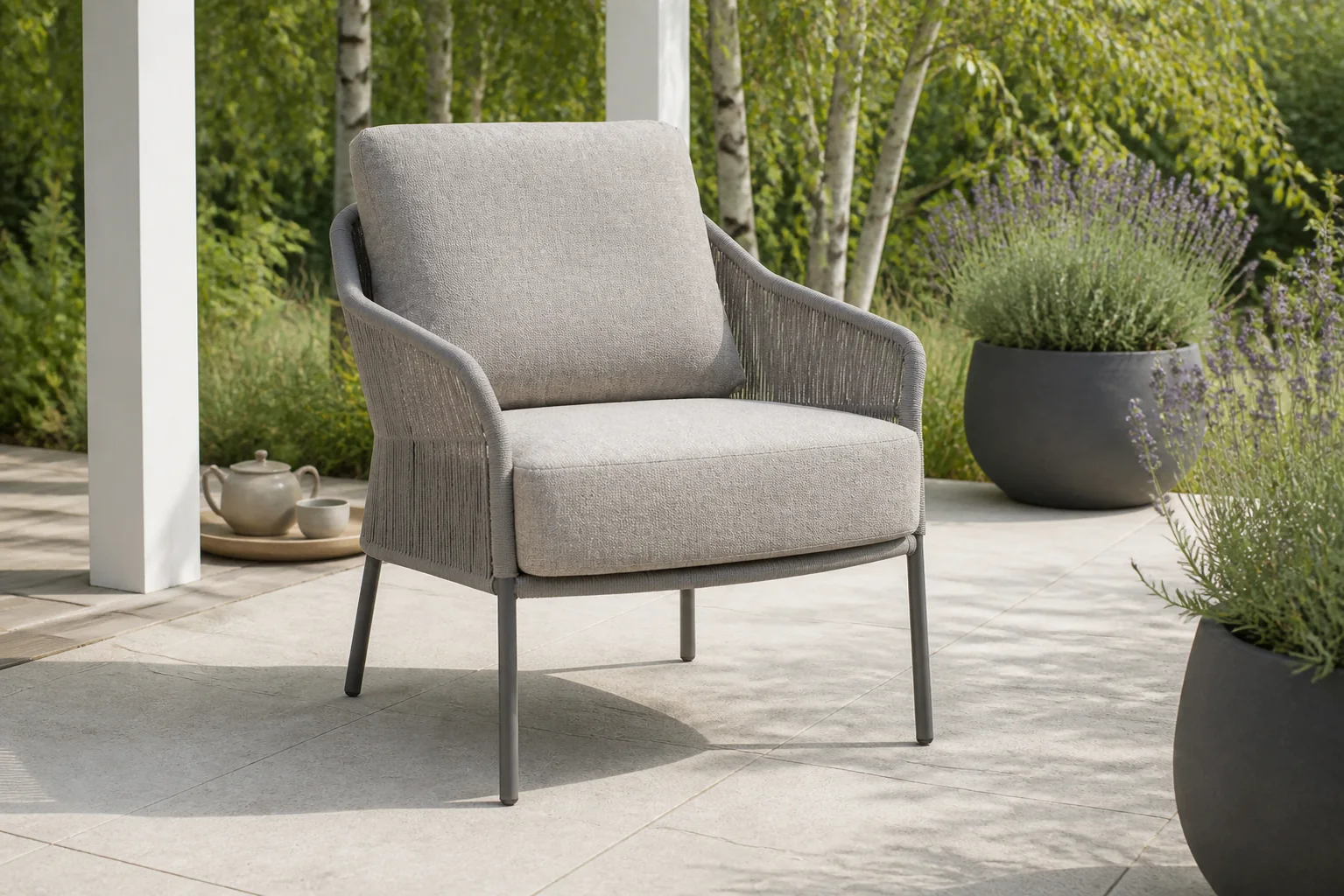 Sfeerfoto van 4 Seasons Outdoor Seasons Florence low dining chair – Taupe-naturel-bruin