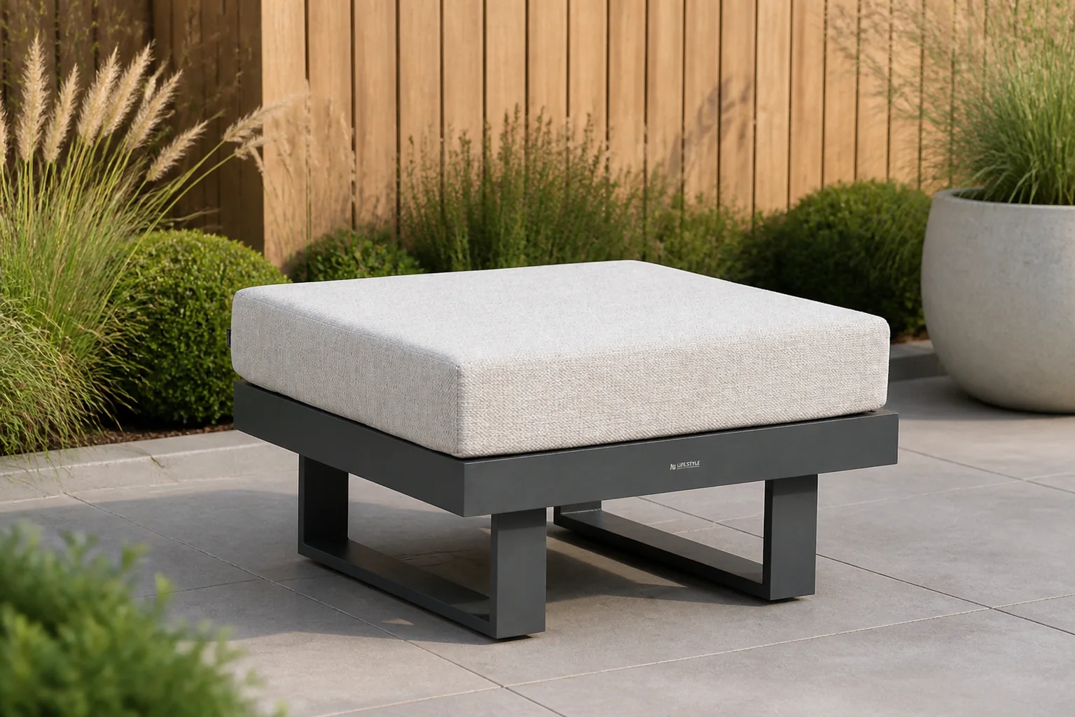 Sfeerfoto van Lifestyle Garden Furniture Lorenzo lounge voetenbank – Grijs-antraciet
