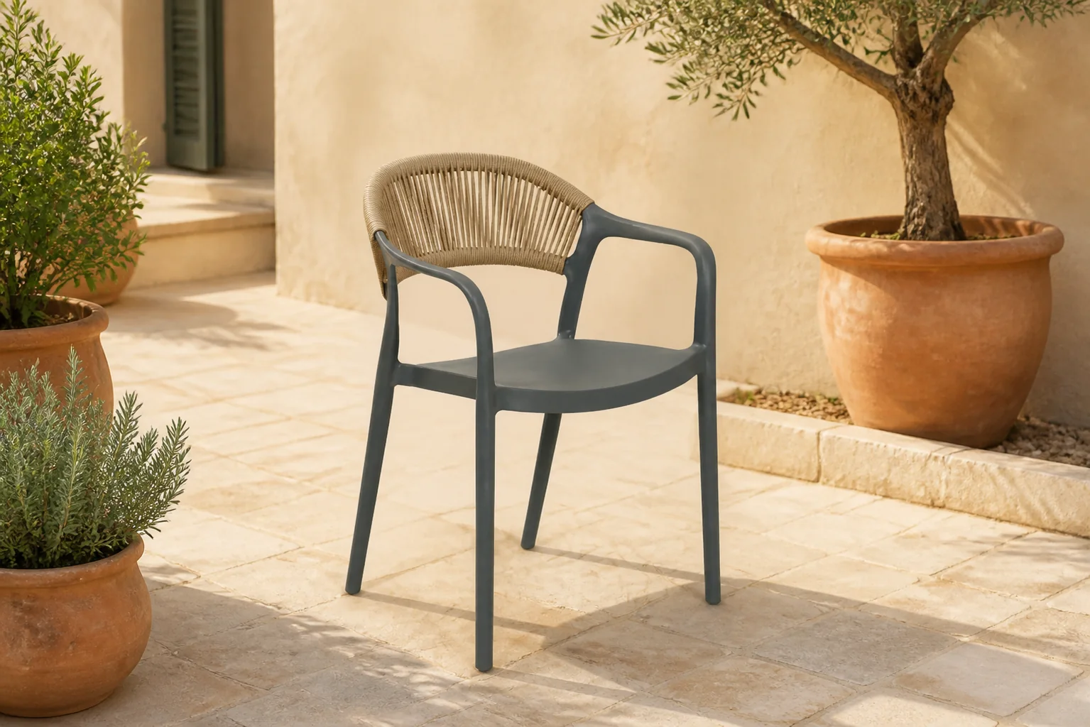 Sfeerfoto van Domani Furniture Toscano dining tuinstoel – Grijs-antraciet