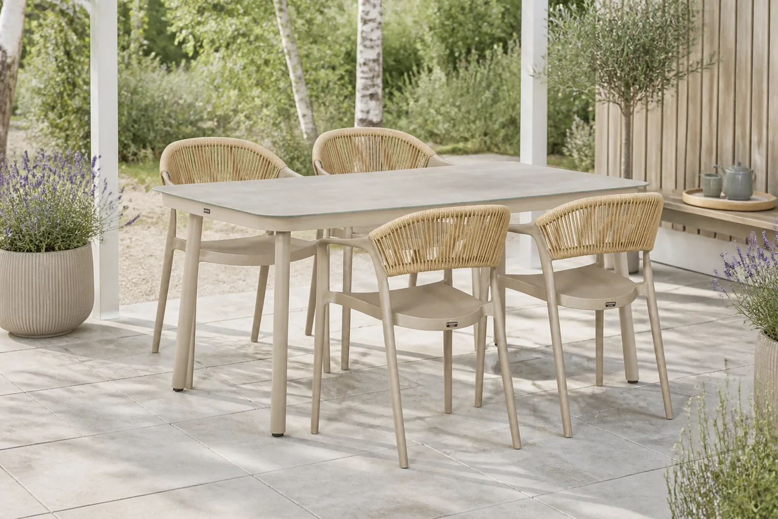 Sfeerfoto van Domani Furniture Toscano/Tavano 160×90 cm dining tuinset 5-delig – Taupe-naturel-bruin