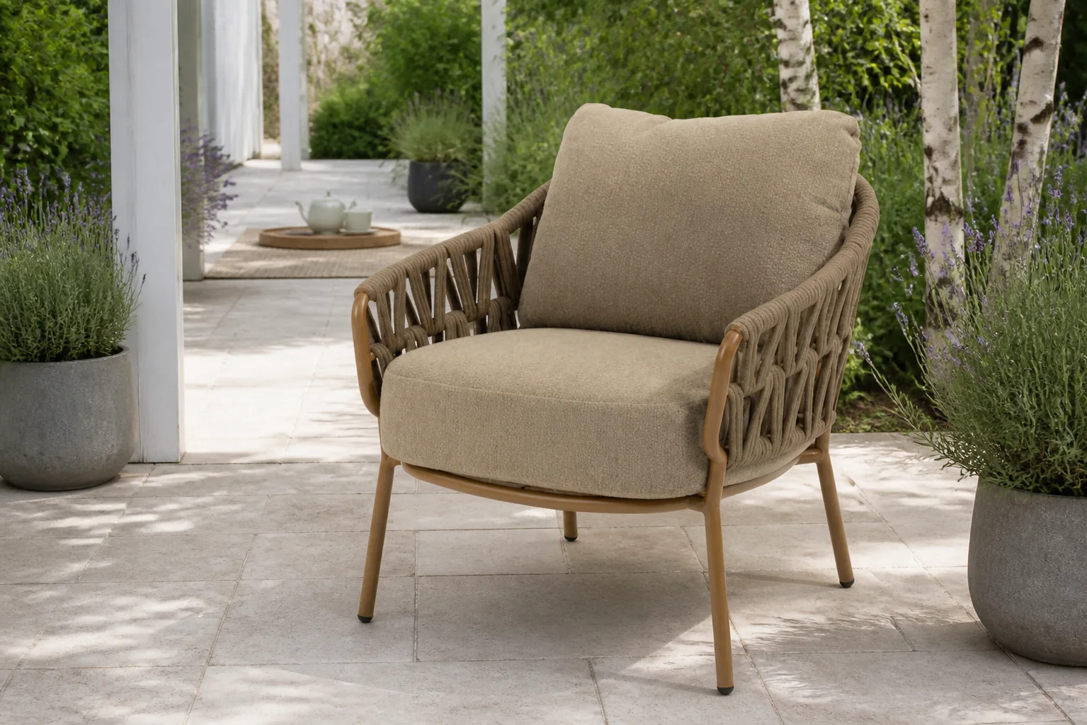Sfeerfoto van 4 Seasons Outdoor Seasons Biarritz low dining chair amber with 2 cushions(per 2 stuks) – Taupe-naturel-bruin