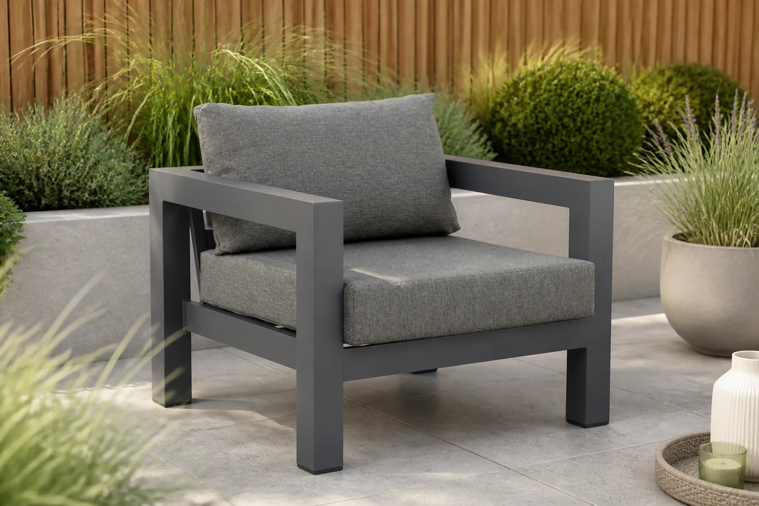 Sfeerfoto van Lifestyle Garden Furniture Luca lounge tuinstoel – Grijs-antraciet