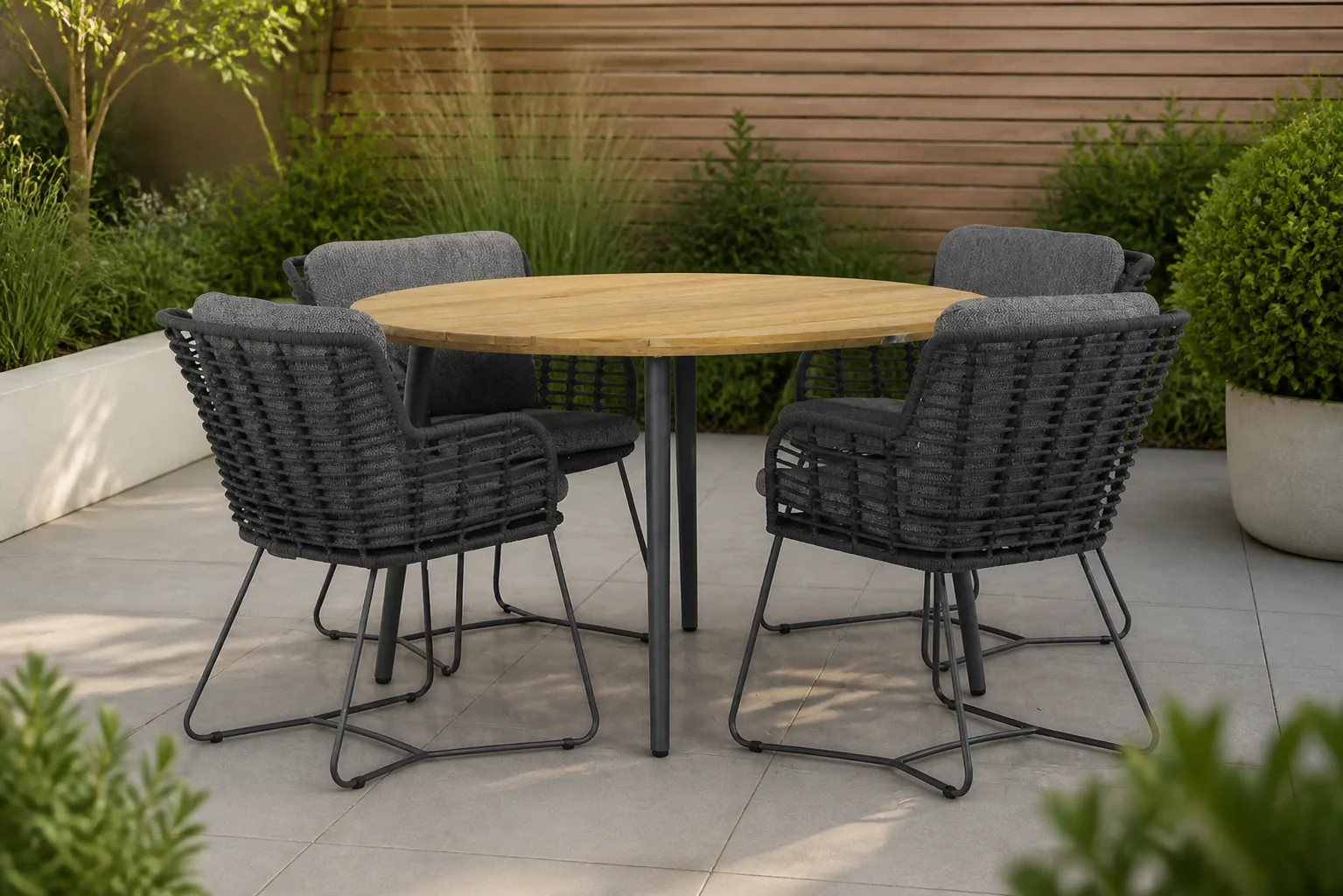 Sfeerfoto van 4 Seasons Outdoor Fabrice/Montana 130 cm rond dining tuinset 5-delig – Grijs-antraciet