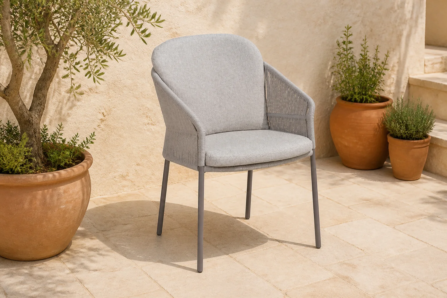 Sfeerfoto van 4 Seasons Outdoor Seasons Florence dining chair CARAMEL – Taupe-naturel-bruin