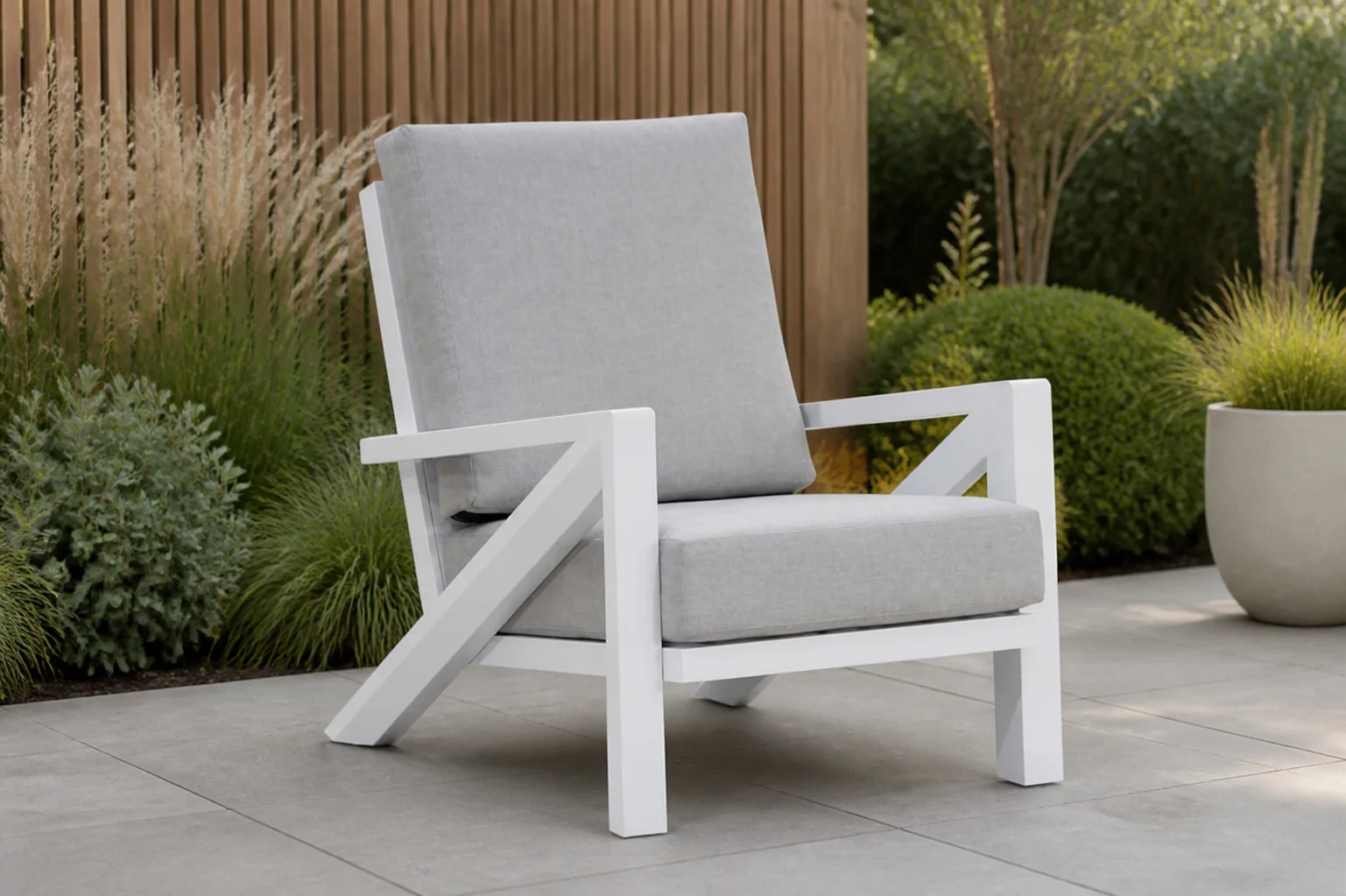 Sfeerfoto van Santika Furniture Cinta lounge tuinstoel Quick Dry Foam – Wit