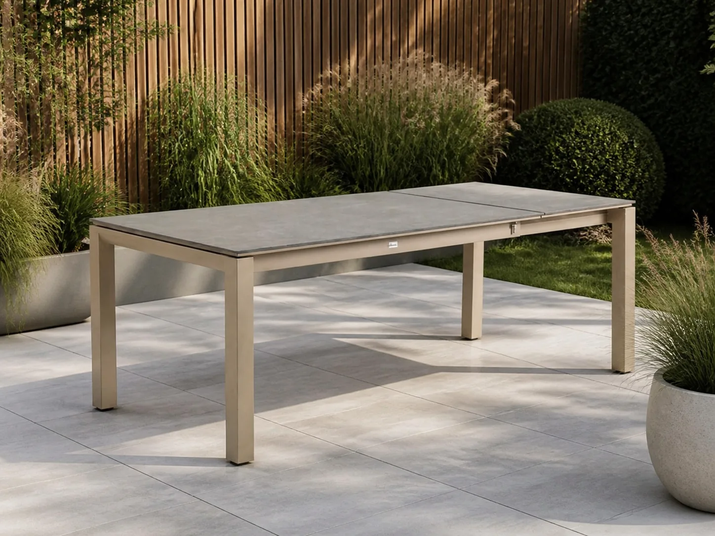 Sfeerfoto van Tierra Outdoor + 10% kassakorting | Trespa dining tuintafel uitschuifbaar 220/280x100x75cm