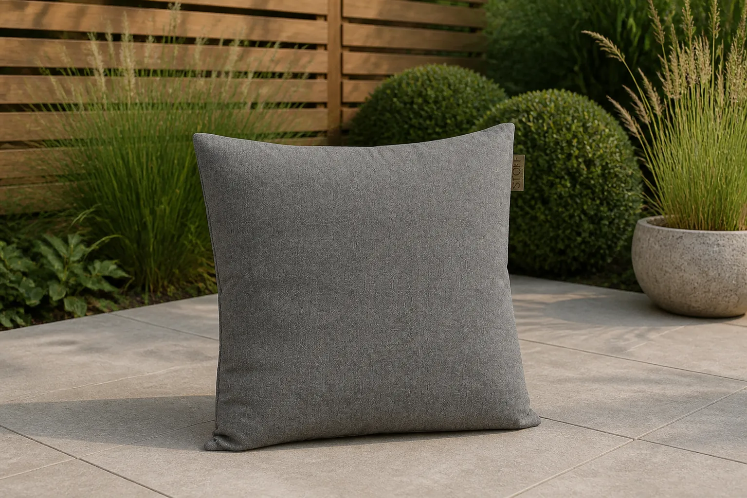 Sfeerfoto van Stoff Miyo sierkussen 45 x 45 cm – Taupe-naturel-bruin