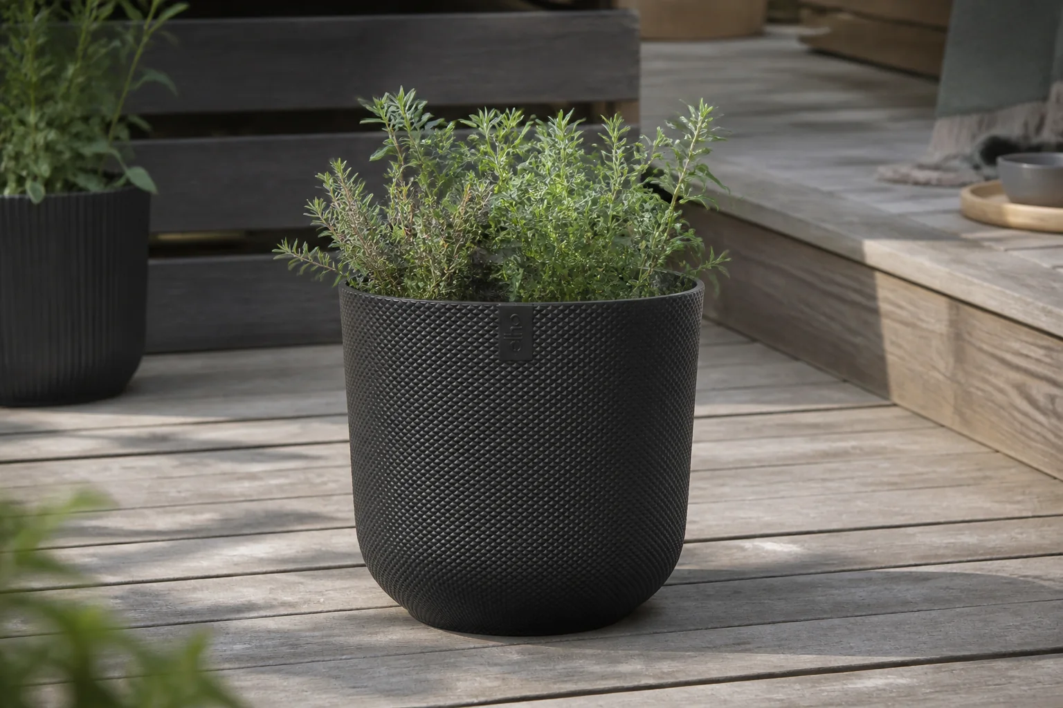 Sfeerfoto van Elho Jazz rond 23cm living black bloempot