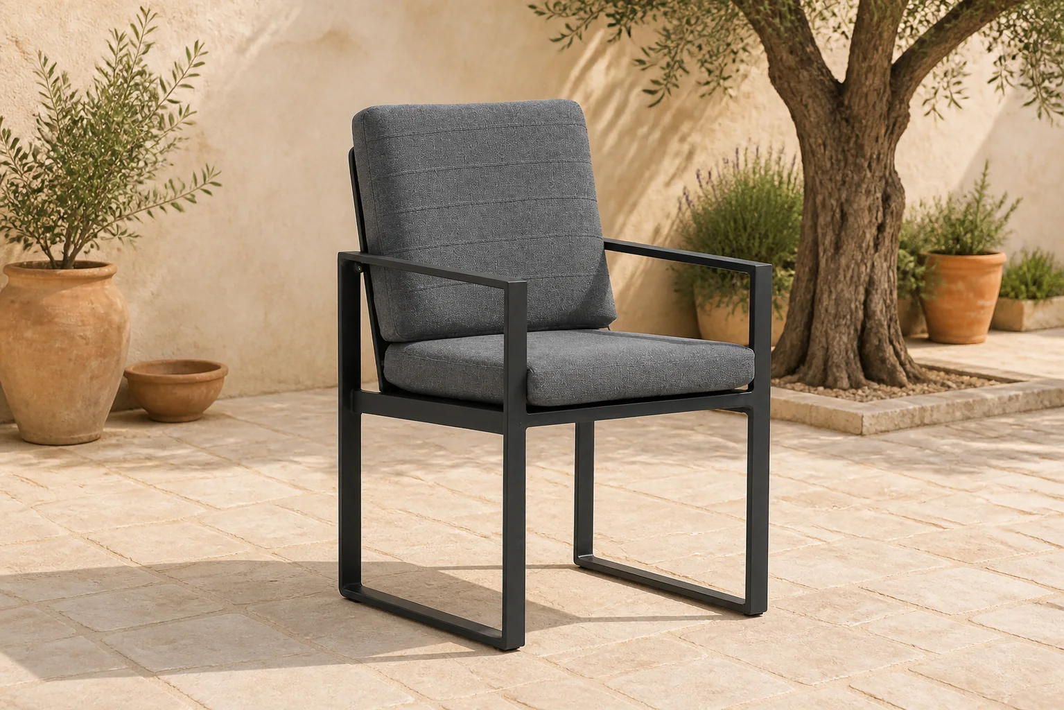 Sfeerfoto van Santika Furniture Zaga dining tuinstoel antraciet – Grijs-antraciet