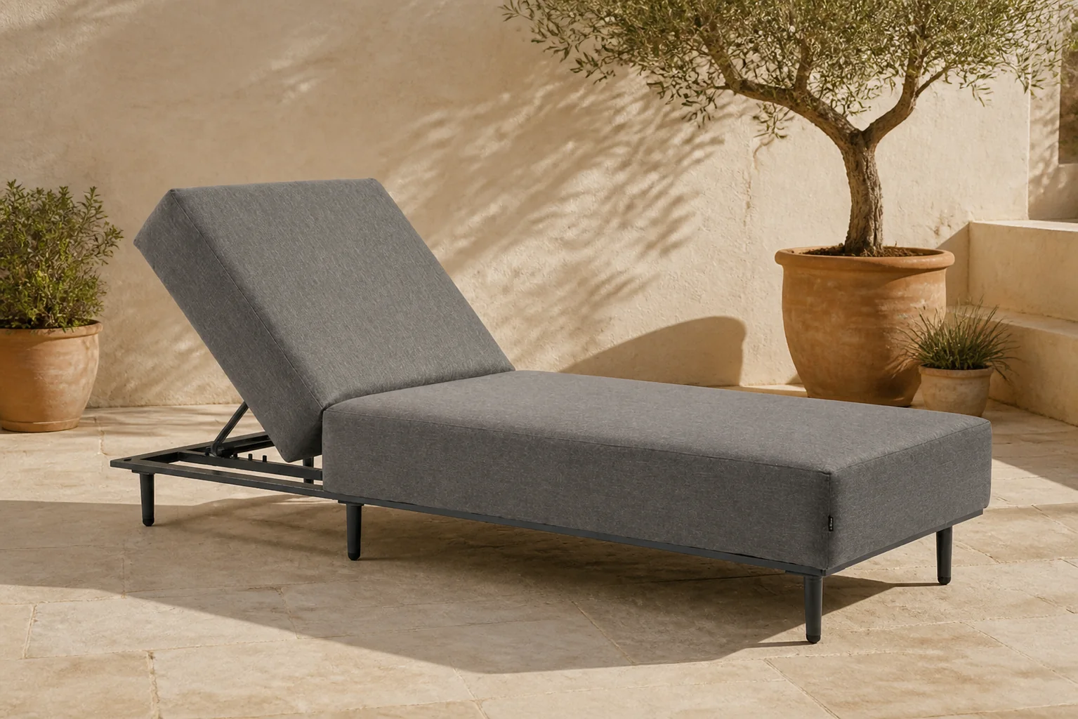 Sfeerfoto van De Laan Projects Laan Soleil lounger XXL – Grijs-antraciet