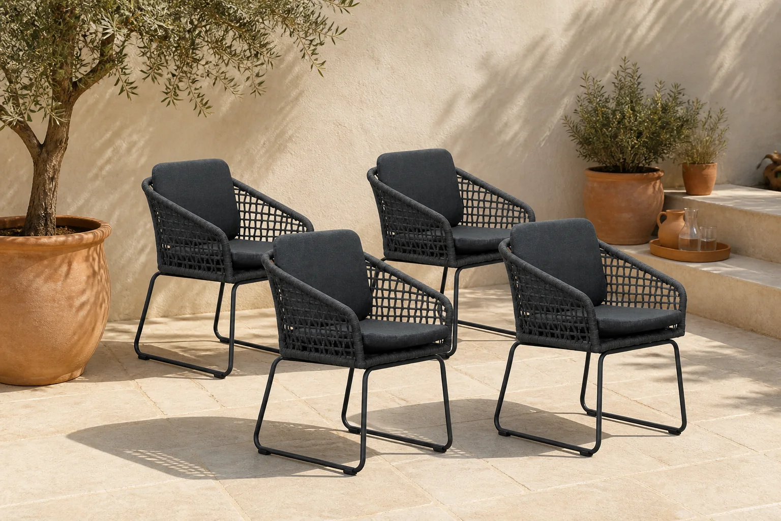 Sfeerfoto van BUITEN living Tulum dining tuinstoel set van 4 | touw + aluminium | Lava Grey – Antraciet