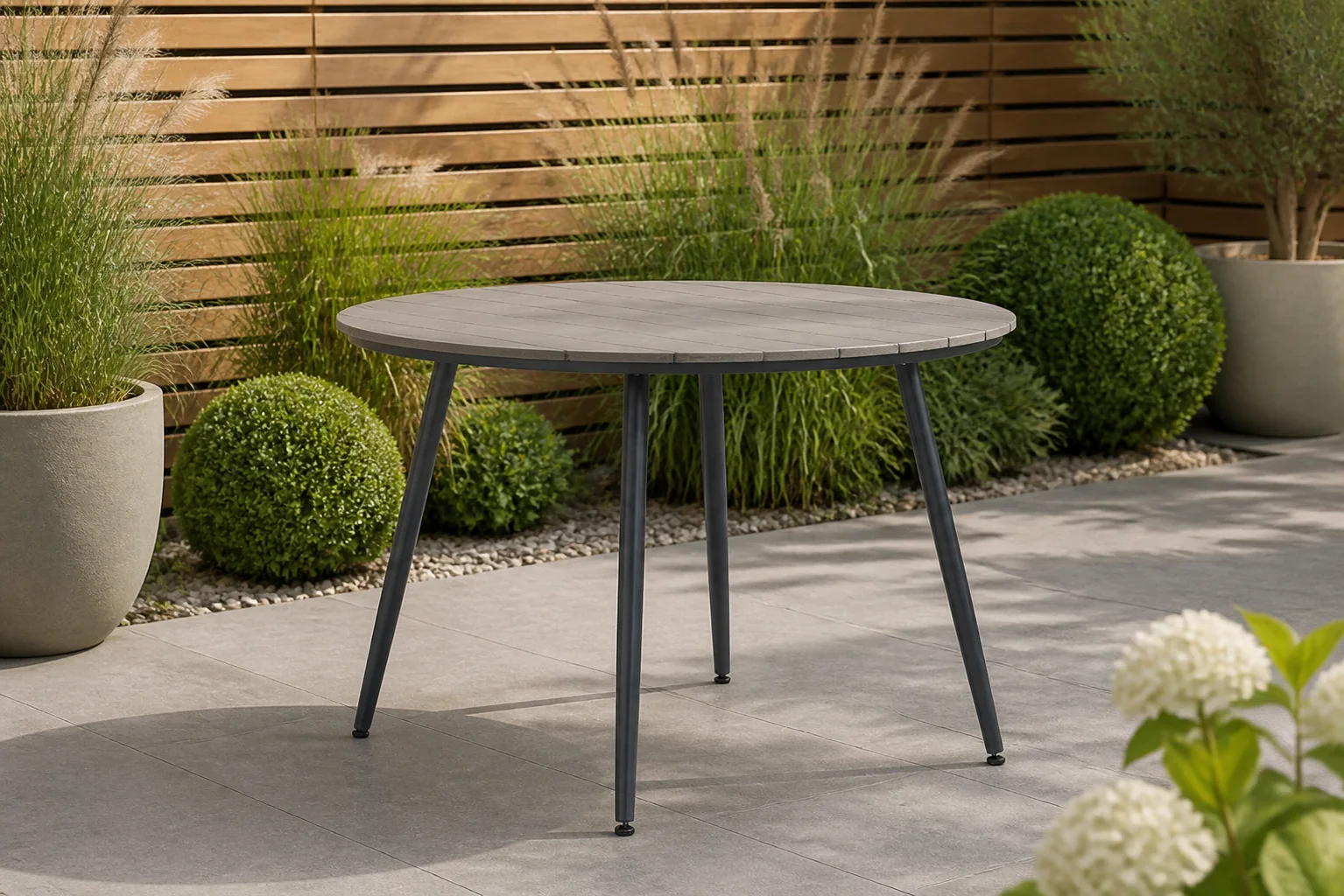 Sfeerfoto van Lifestyle Garden Furniture Matale dining tuintafel 125 cm – Grijs-antraciet
