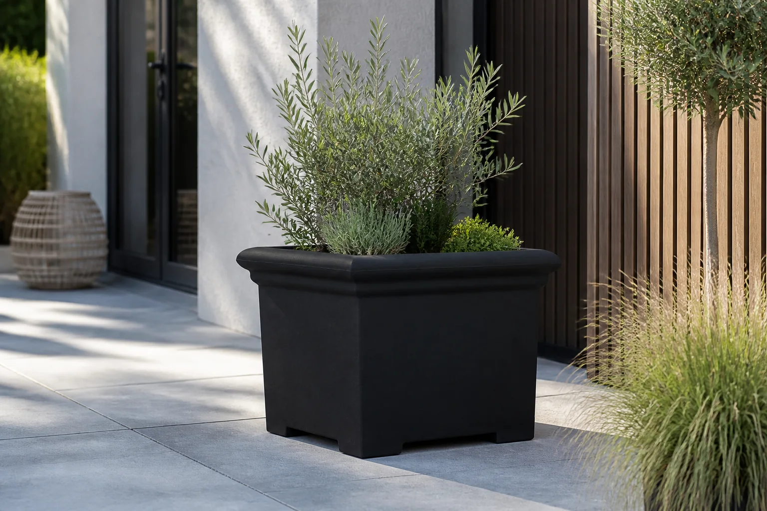 Sfeerfoto van Prestige Vierkante 200L zwarte plantenbak bloempot – zwart