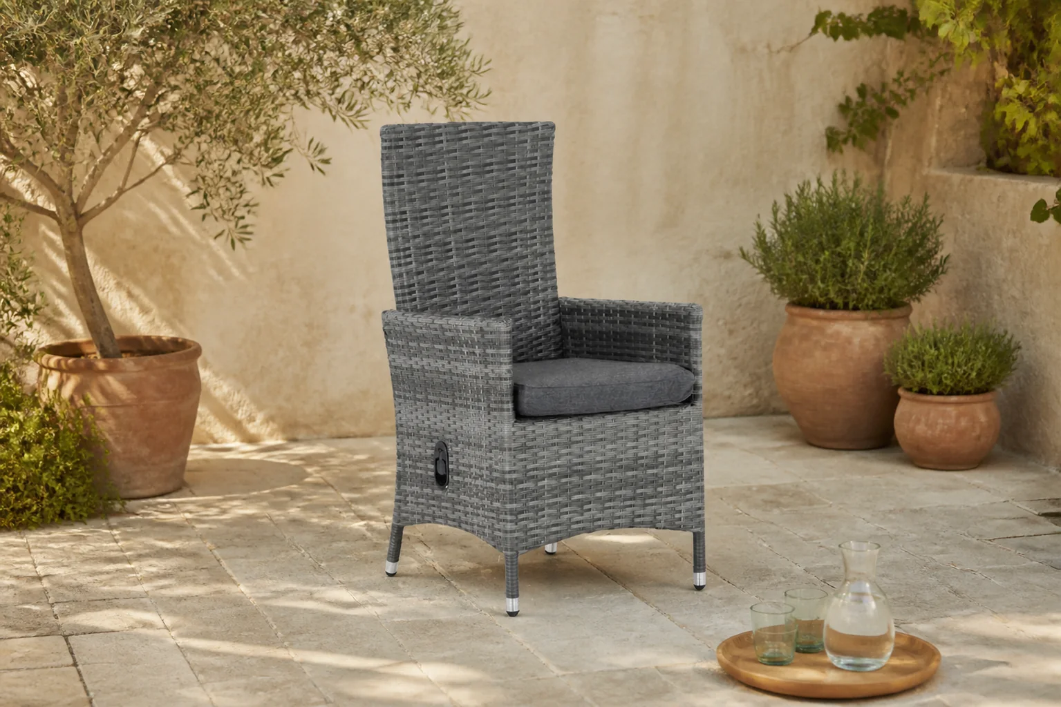 Sfeerfoto van Domani Furniture Beluga dining tuinstoel verstelbaar – Grijs-antraciet