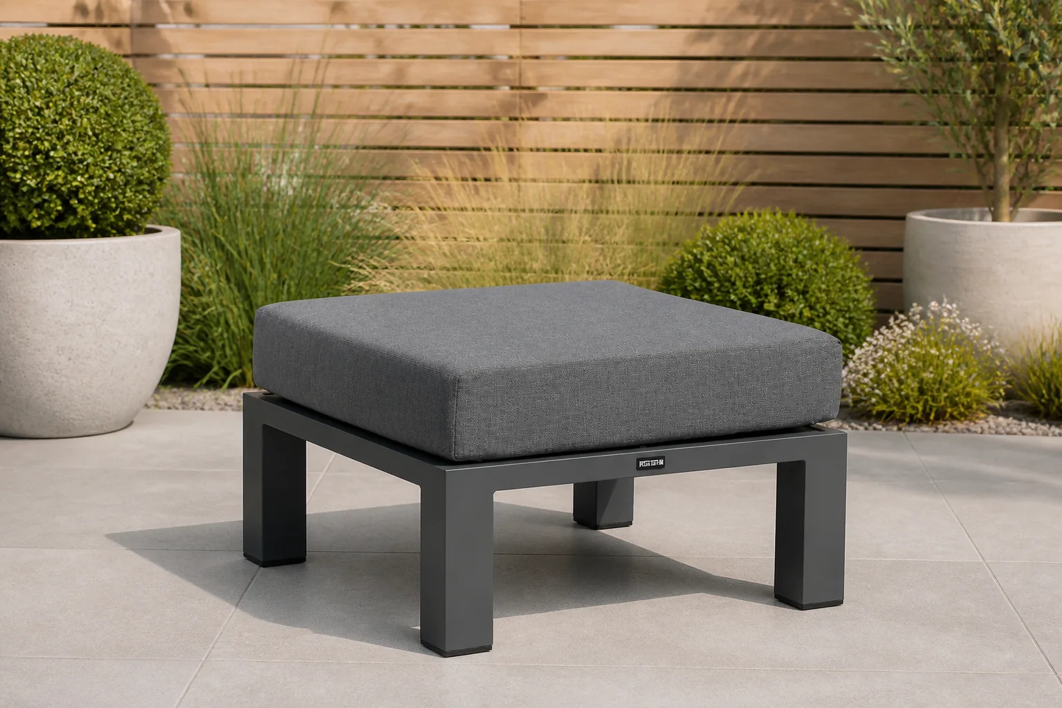 Sfeerfoto van Lifestyle Garden Furniture Luca lounge voetenbank – Grijs-antraciet