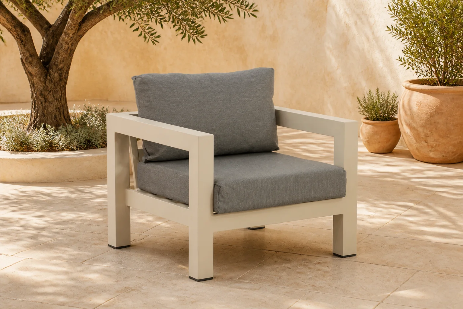 Sfeerfoto van Lifestyle Garden Furniture Luca lounge tuinstoel – Taupe-naturel-bruin