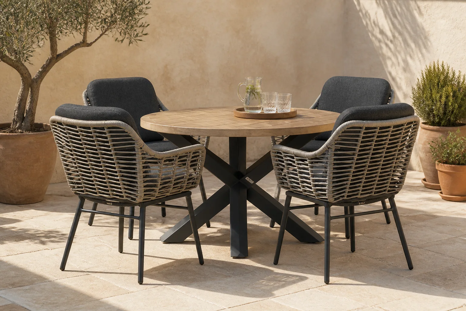 Sfeerfoto van Coco Antoni/Rockville 120 cm dining tuinset 5-delig – Grijs-antraciet