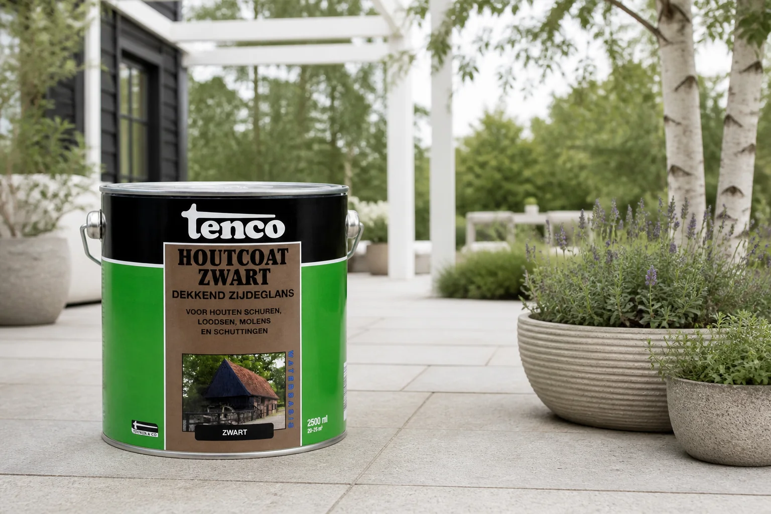 Sfeerfoto van Tenco Houtcoat waterbasis zwart 2,5l verf/beits