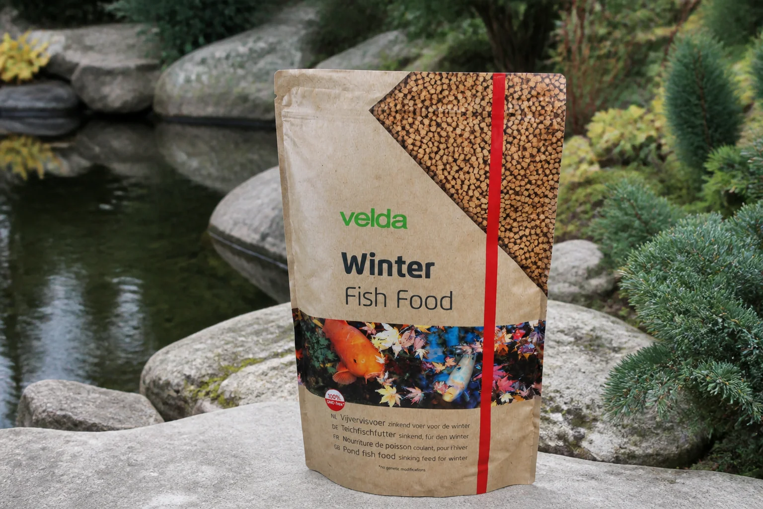 Sfeerfoto van Velda Visvoer winter fish food 3000ml