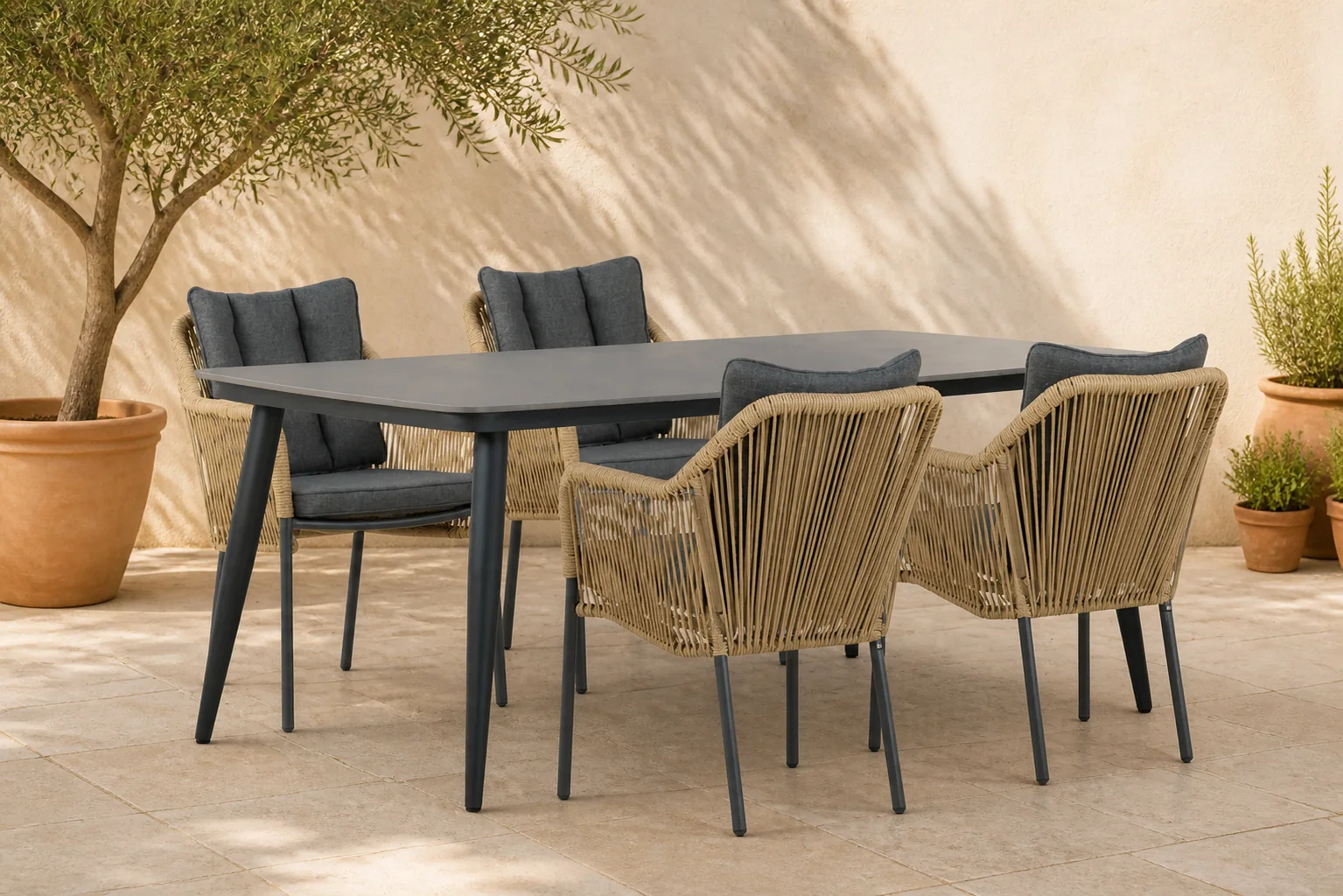 Sfeerfoto van De Laan Projects Lifestyle Marbella/Vienna 180 cm dining tuinset 5-delig – Taupe-naturel-bruin