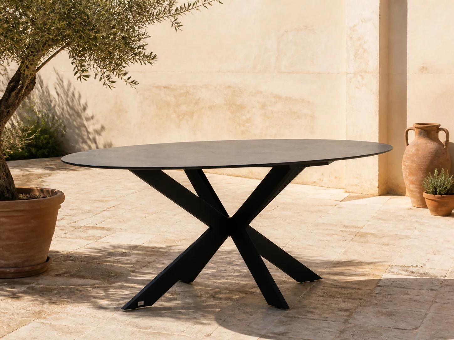 Sfeerfoto van Bellagio tuinmeubelen Furato ellips dining tuintafel 200x110cm – Zwart